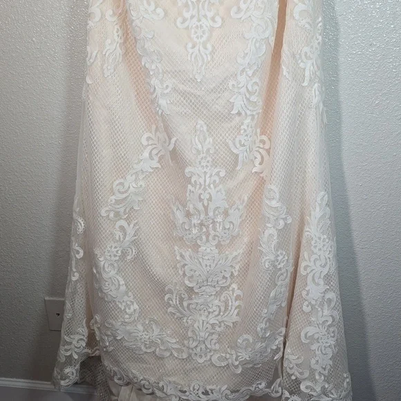 Galina Elegant Lace Off-Shoulder Wedding Dress Size 24W - Picture 7 of 13